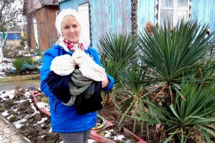 В’язала і зшивала до дірки в пальці: жителька Вилкове, окрім тепленьких носків, в’яже Захисникам балаклави 